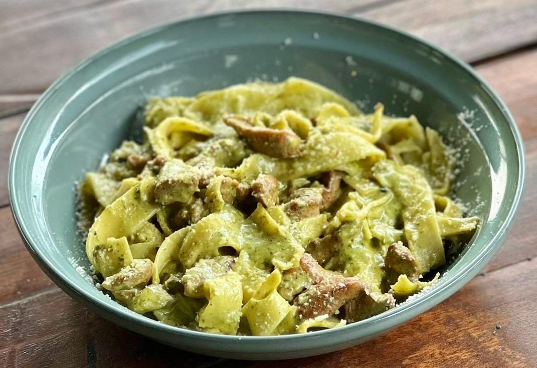 Izgara tavuklu pesto fettucini